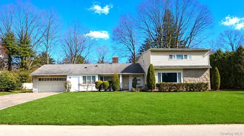 5 Fieldstone Ln, North Hempstead, NY 11020