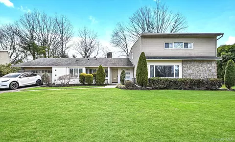 5 Fieldstone Ln, North Hempstead, NY 11020