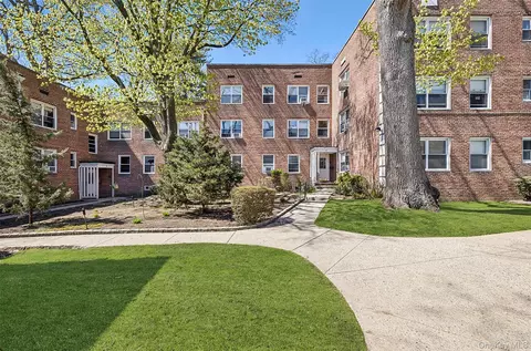 1 Edwards St #3C, North Hempstead, NY 11577
