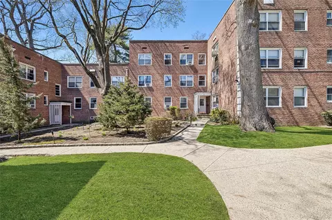 1 Edwards St #3C, North Hempstead, NY 11577