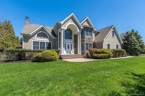 90 Caiola Ct, Greenport, NY 11944