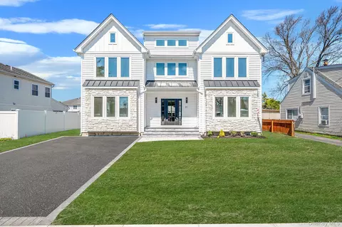31 Libby Ave, Hicksville, NY 11801