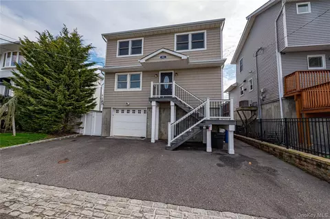 912 Pacific St, Lindenhurst, NY 11757