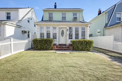 8991 215th Pl, New York, NY 11427