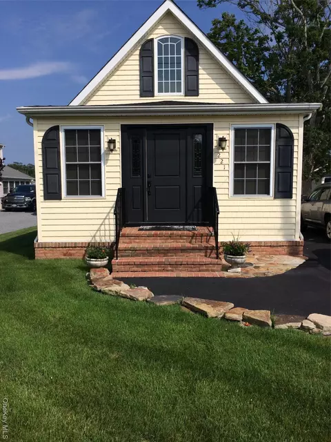 221 S Dunton Ave, Brookhaven, NY 11772