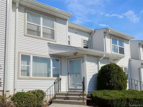 8 Yorkshire Ct, Clarkstown, NY 10954