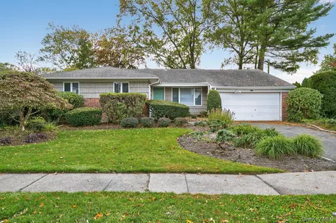 4 W Oak Hill Dr, Oyster Bay, NY 11771