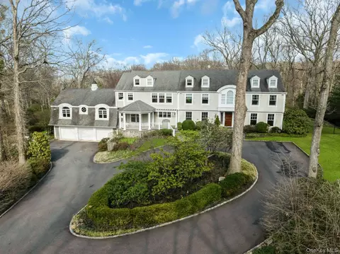 10 Redmond Ln, Oyster Bay, NY 11771