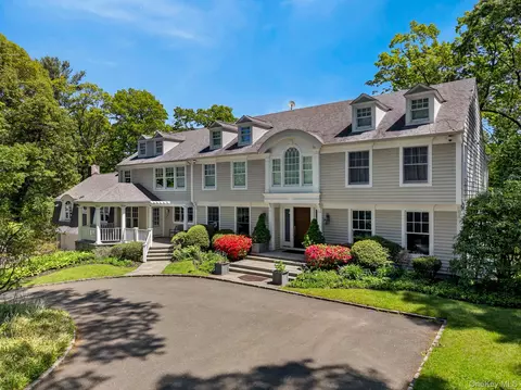 10 Redmond Ln, Oyster Bay, NY 11771