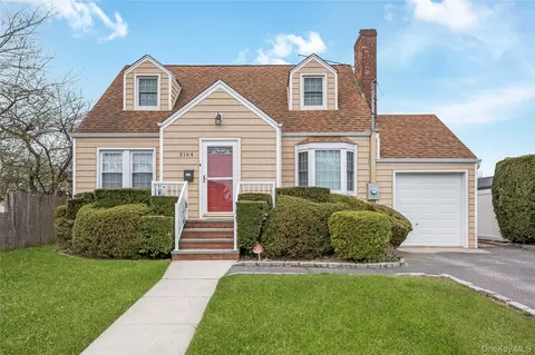 2164 Willow St, Wantagh, NY 11793