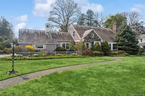 89 Country Club Dr, North Hempstead, NY 11050