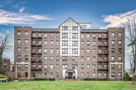 37 Brompton Rd #1F, North Hempstead, NY 11021