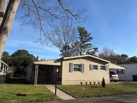 525207 Riverleigh Ave #207, Riverhead, NY 11901