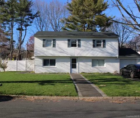 19 South Ln, Huntington, NY 11743