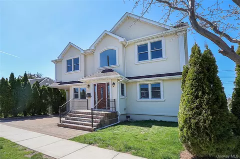 489 Emory Rd, Mineola, NY 11501