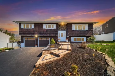 17 Ross Ln, Middletown, NY 10941