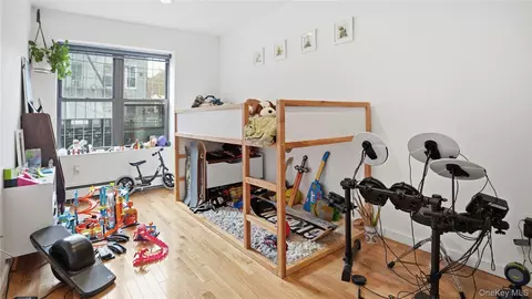 Bedroom - 253 Cornelia St, Brooklyn, NY 11221 photo 3 of 4