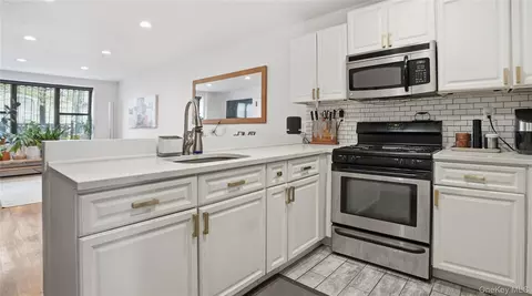 Kitchen - 253 Cornelia St, Brooklyn, NY 11221 photo 1 of 1