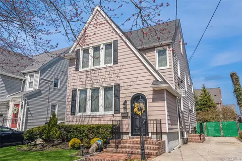 33 Carstairs Rd, Valley Stream, NY 11581