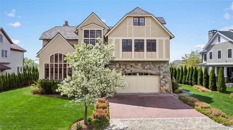 7 Brittany Ln, New Rochelle, NY 10805