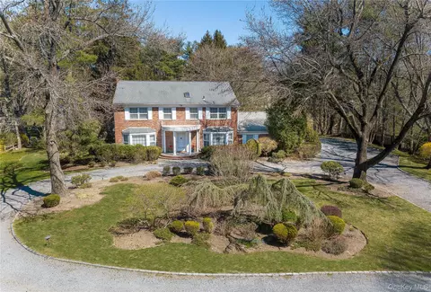 18 Quaker Ridge Dr, Glen Head, NY 11545