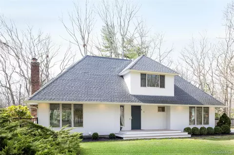5 Skyes Neck Ct, East Quogue, NY 11942