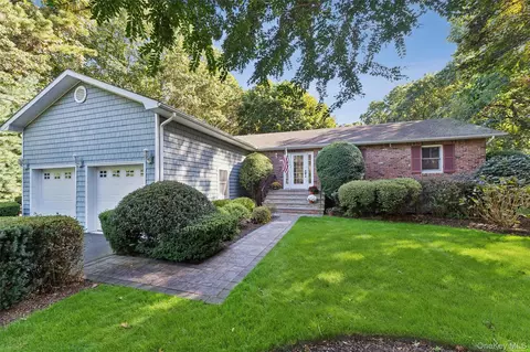 39 Cozine Rd, Center Moriches, NY 11934
