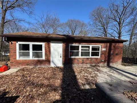 4 Woodland Cir N, Monroe, NY 10950