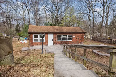 4 Woodland Cir N, Monroe, NY 10950