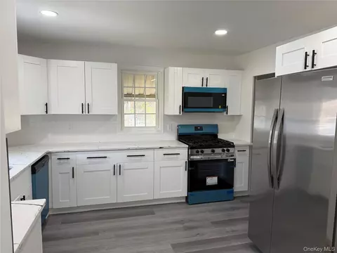 Entry Way - 176 Willow Ave, Cornwall, NY 12518 photo 1 of 3