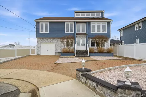 233 Arthur St, Freeport, NY 11520