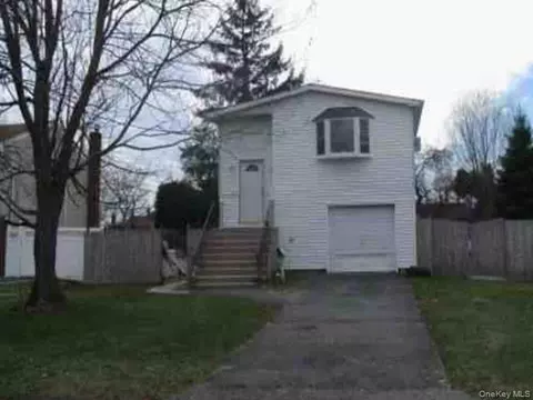 78 Stowe Ave, Babylon, NY 11702
