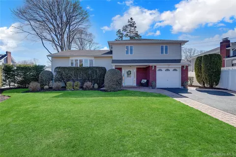 10 Dale Ct, Massapequa, NY 11758