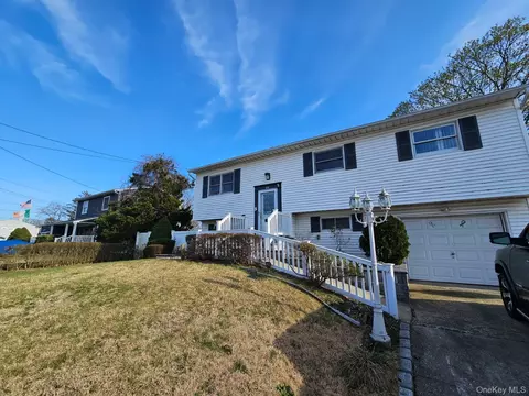 106 Fountain Ave, Selden, NY 11784