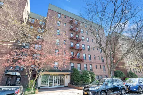 83-11 139 St #1F, Briarwood, NY 11435