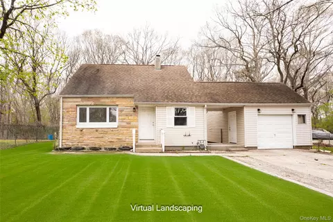 2 Oakland Dr N, Riverhead, NY 11901