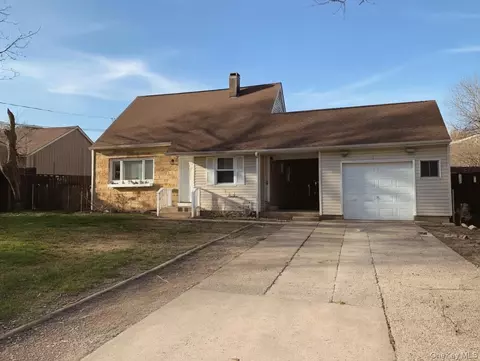 2 Oakland Dr N, Riverhead, NY 11901