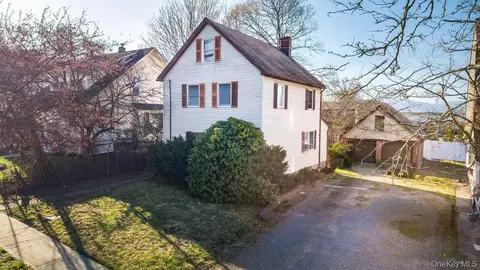 24 Dennis St, North Hempstead, NY 11030