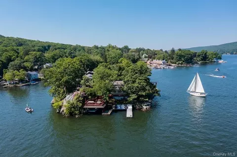 46 W Cove Rd, Greenwood Lake, NY 10925