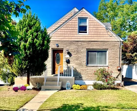 207 Wellington Rd S, Garden City, NY 11530