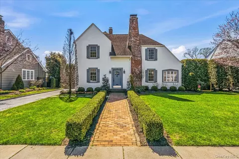 108 Chestnut St, Garden City, NY 11530