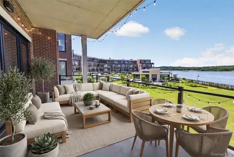 10 Shore Rd #208, North Hempstead, NY 11547
