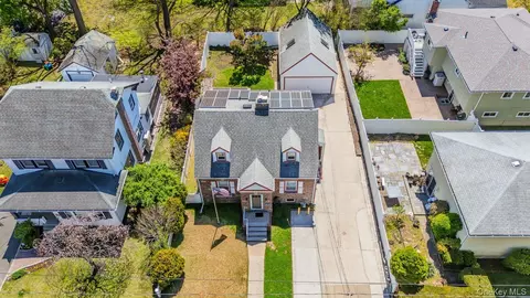 76 Davison Ave, Lynbrook, NY 11563