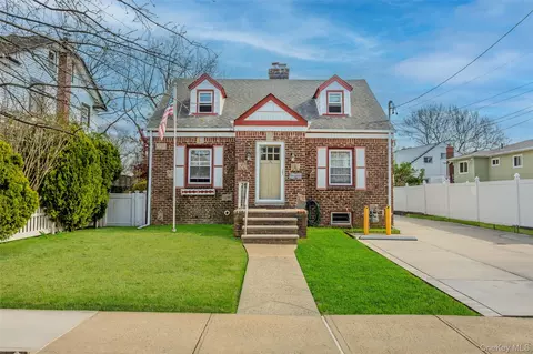 76 Davison Ave, Lynbrook, NY 11563