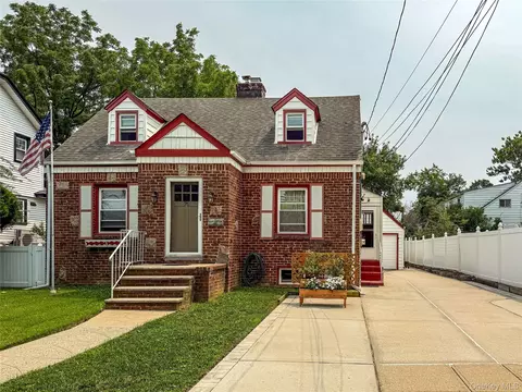 76 Davison Ave, Lynbrook, NY 11563
