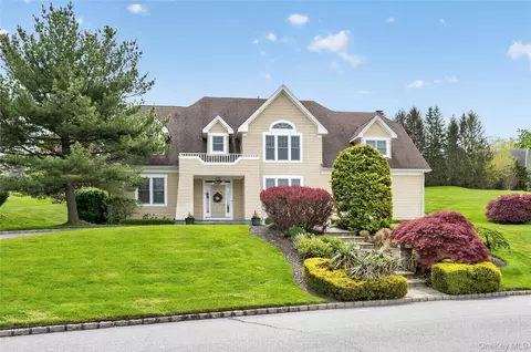62 Pembroke Dr, Glen Cove, NY 11542
