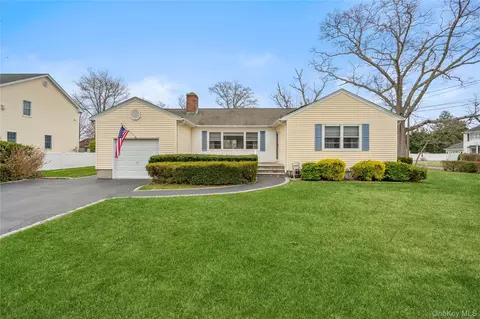 307 6th Ave, Saint James, NY 11780