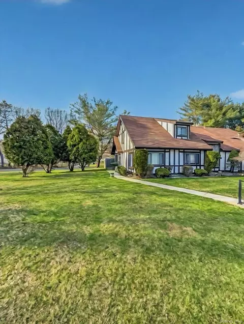 135 Fieldstone Ct, Middle Island, NY 11953