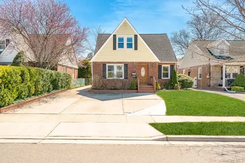 14 Milton Ct, Rockville Centre, NY 11570