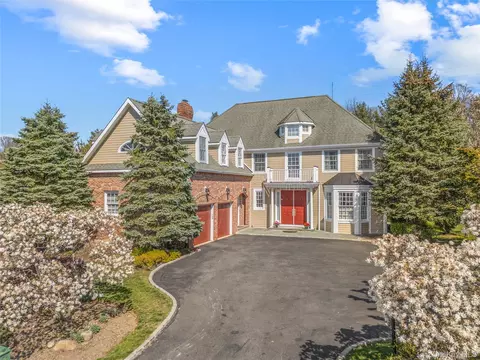16 Mackay Way, North Hempstead, NY 11576